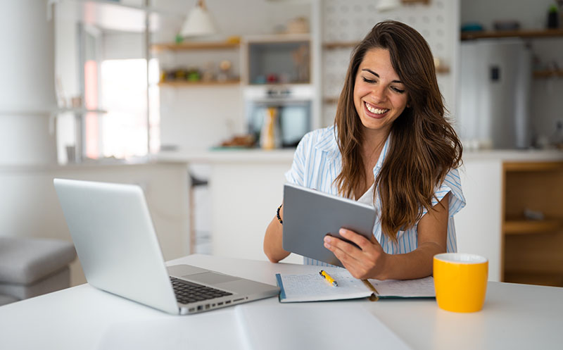Smart agent scores a successful sale while chatting with a customer via tablet